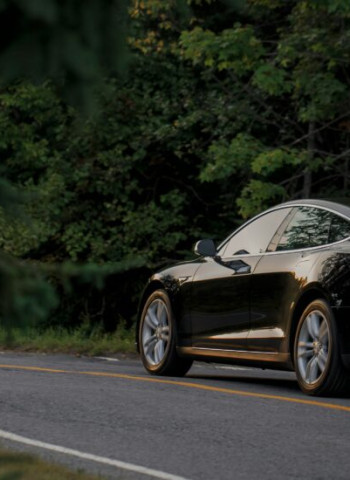 特斯拉公布了第二季的安全報告，並展示其 Autopilot 的性能及其對減少交通事故的進步