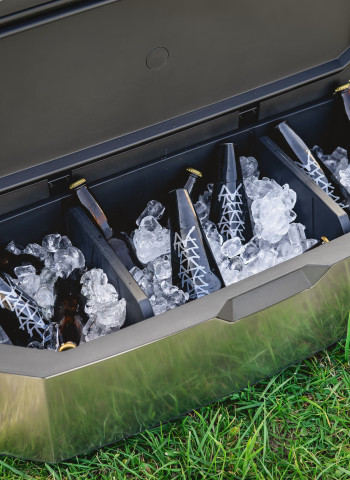 特斯拉推出要價 700 美元的新配件 Cyber​​truck Cooler，外觀造型完美貼合前行李廂