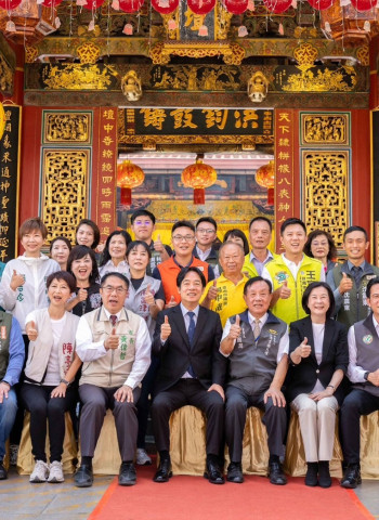 祈求臺灣風調雨順 黃偉哲陪同總統賴清德 首廟天壇及下大道良皇宮贈匾祈福