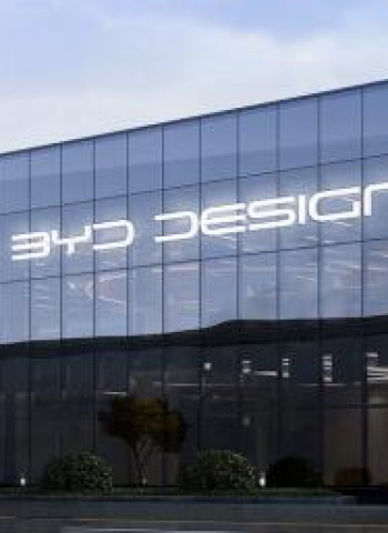 特斯拉退位！比亞迪如何迅速崛起成為電動車市場的新霸主？