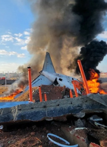 重大空難！南韓客機降落時衝出跑道爆炸起火，機上181人中至少28人死亡