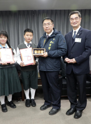 臺南慈濟國小生榮獲國際發明展雙金！黃偉哲期許未來成為產業創新推手