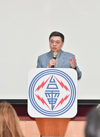 行政院長卓榮泰視察臺中發電廠：2032年重新評估緊急備用燃煤機組存廢，2034年達成無煤供電目標