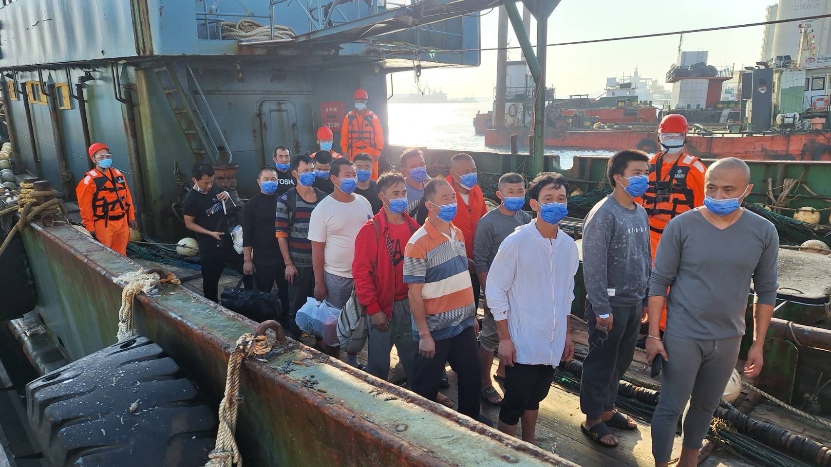 台中外海陸船越界捕魚 海巡強勢登檢押回重罰320萬