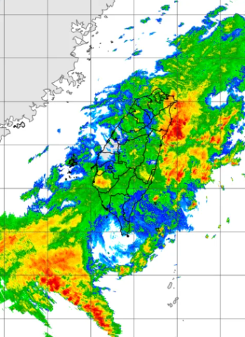 宜蘭蘇澳遭豪雨襲擊 部分地區淹水過膝 宜蘭縣府宣布停班停課