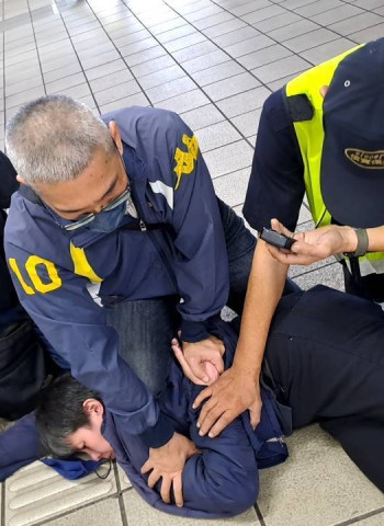 臺北捷運捷運驚傳砍人事件!板南線新埔站2人受傷,行凶女遭熱心乘客制服並逮捕