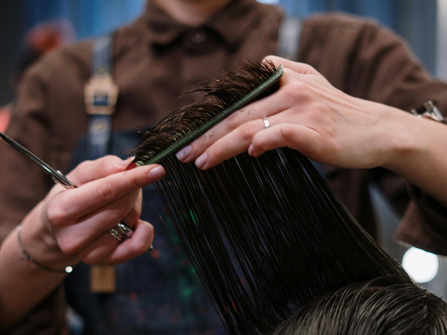 新北土城髮廊貓奴打卡 邊剪髮邊玩貓