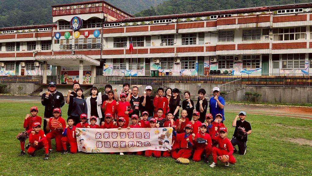 沙發先生家居遠赴台中偏鄉小學,與德芙蘭學童共築設計與棒球夢