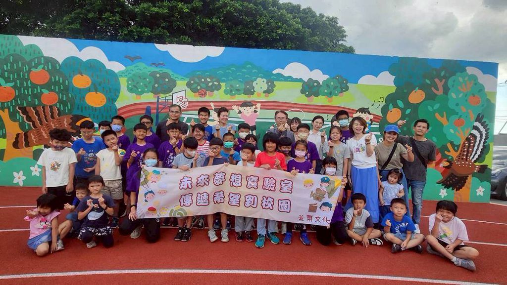 開藝設計何政熹總監走進偏鄉,與台中明正國小學童共繪夢想藍圖