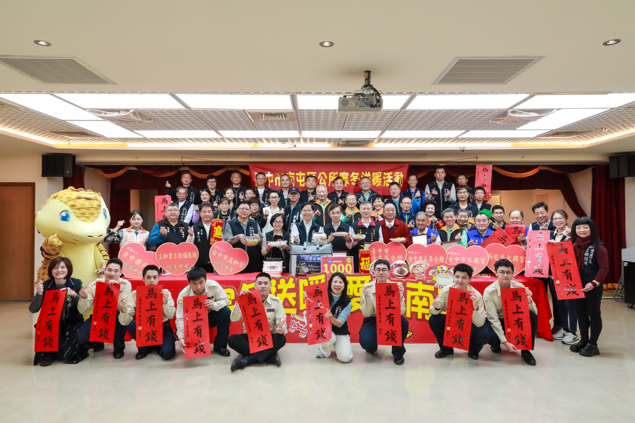 南屯寒冬送暖 公所串聯宮廟里長接力傳愛    年菜物資直送弱勢家戶