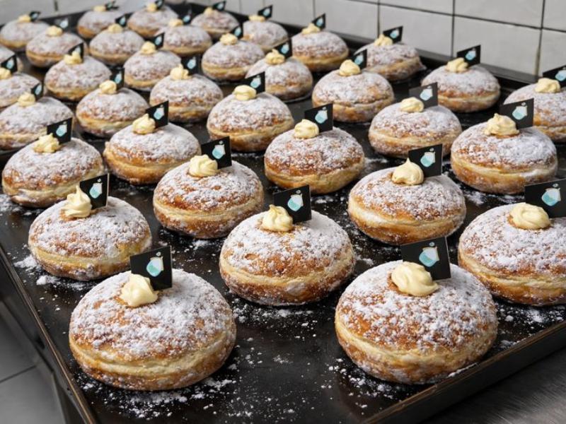 基隆必吃甜點 手作研磨開心果生乳甜甜圈 一口爆漿超滿足