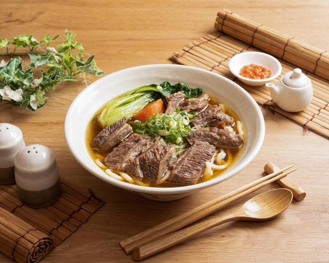 米其林必比登推薦 新竹城隍廟必吃牛肉麵 中藥熬煮湯頭超甘甜