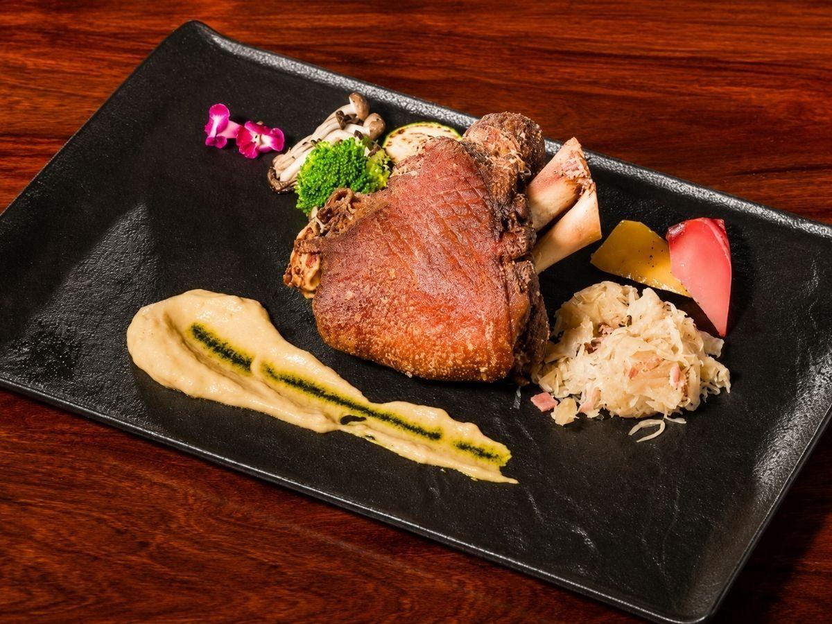 台中商業餐敘 燉、炸、烤經三道工序的德國豬腳 外皮酥脆、內部保有肉汁