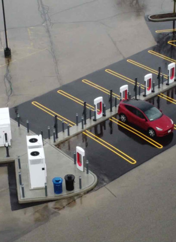 Tesla 超級充電站網路充電樁達到 60,000 個里程碑,持續推動電動車普及基礎建設