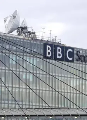 BBC豪砍155職位，《HARDtalk》意外中止，資深媒體人怒斥短視！