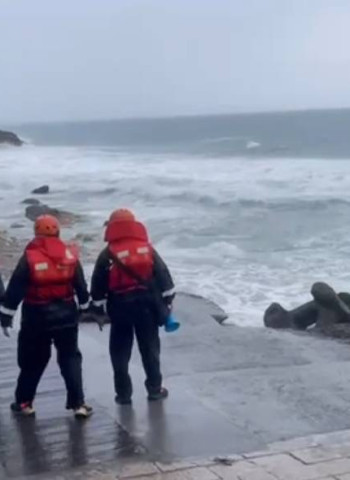 影/山陀兒強颱登陸襲台，港口及海岸觀浪熱點實施管制 海巡啟動警戒區域勸離