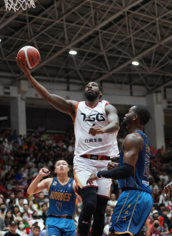 台鋼獵鷹在新主場成大戰勝富邦勇士 由衷感謝鷹援們熱身賽的大力支持