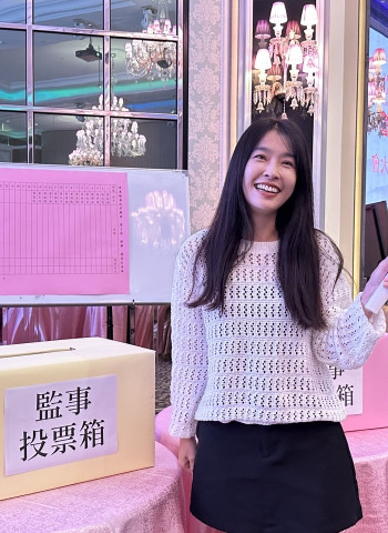 「黃氏宗親會」最南邊的拼圖完成 藝人小嫻親自出席投票