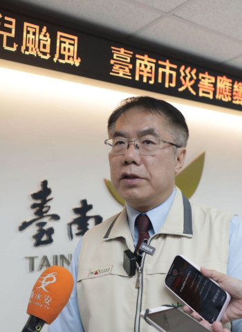 黃偉哲:嚴陣以待避免暴潮帶來積淹水 山陀兒緩慢前進方向難捉摸