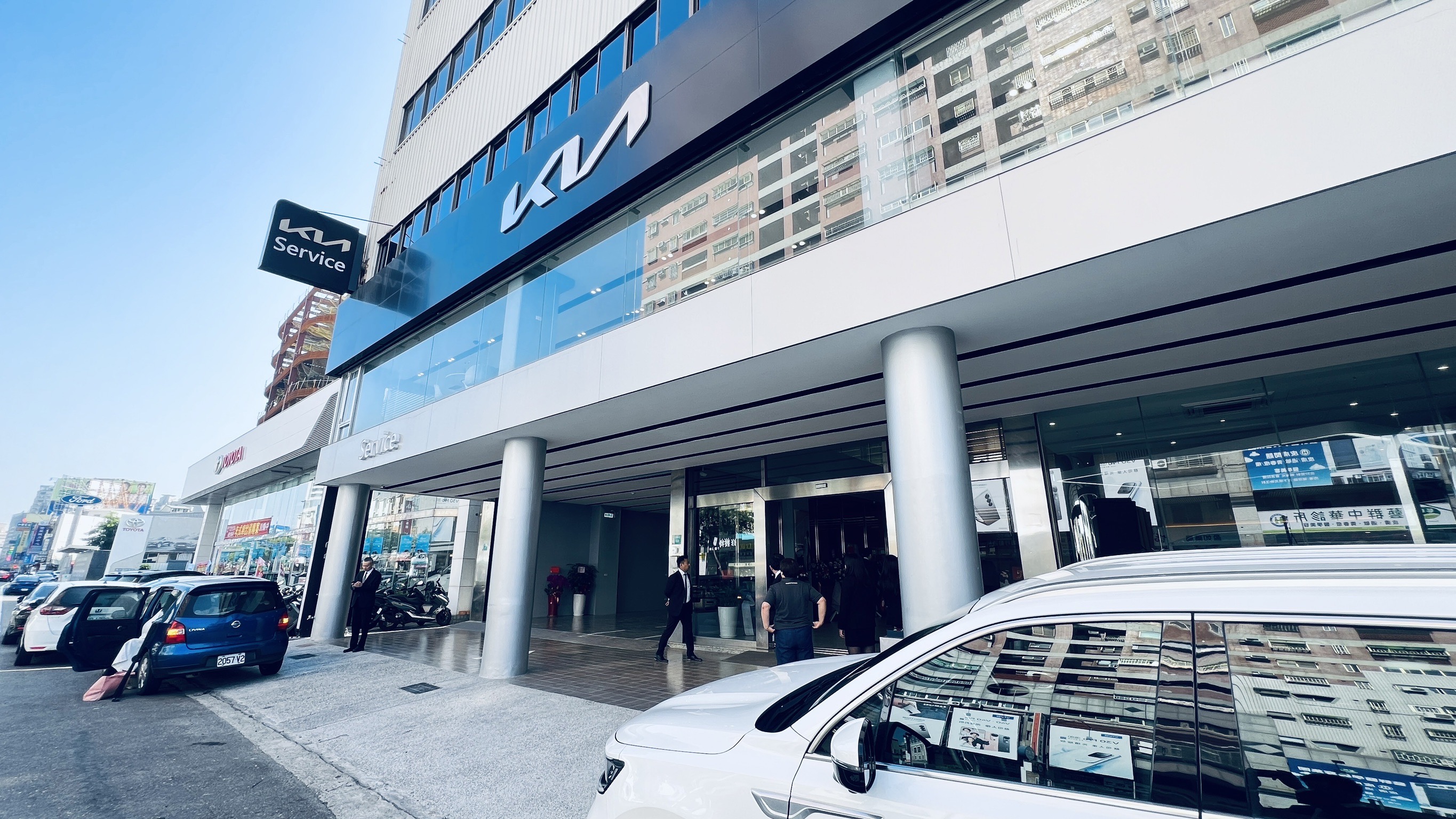 Kia 經銷商百皇汽車台南展示中心暨服務廠隆重開幕，提升南台灣汽車服務水準