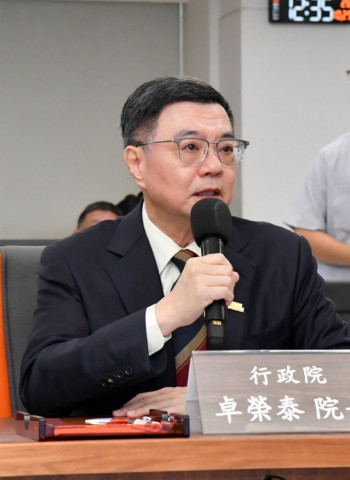 卓榮泰院長視察氣象署 關心康芮颱風動態及應變準備