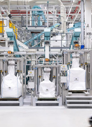 梅賽德斯-賓士於德國啟動首座電池回收工廠，推動綠色循環經濟