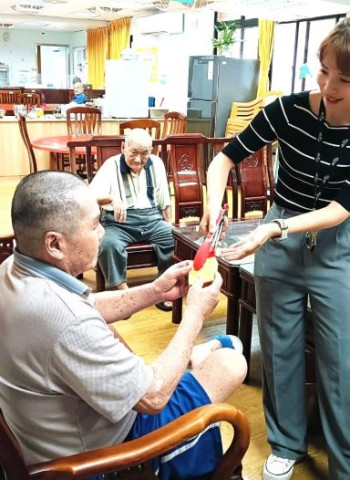 國彰志協慰問彰化榮家　暖心蛋糕傳遞重陽關懷