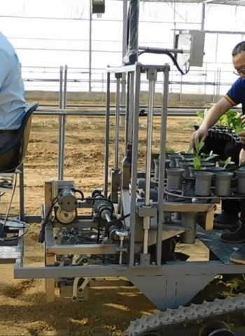 移植葉菜免彎腰、設施栽培也可用!新一代履帶式電動移植機開發