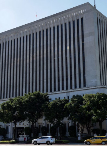 限貸令引發民怨，行政院長與總統接連喊話，央行擬擴大二房管制至全國