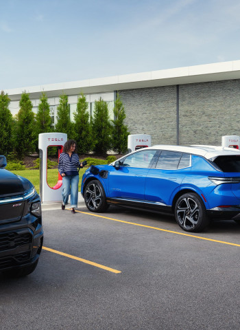 歷經一年，通用汽車終於推出 NACS 轉接頭，讓電動車主接入特斯拉充電網絡