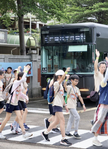 南市府聯合嘉義區監理所舉辦「九大運輸業事故防治及路口停讓宣示活動」 提升行人交通安全