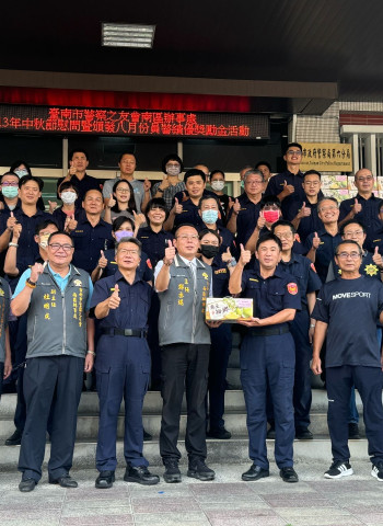 臺南市警察之友會南區辦事處中秋前夕柚香送暖 感謝警察辛勤付出