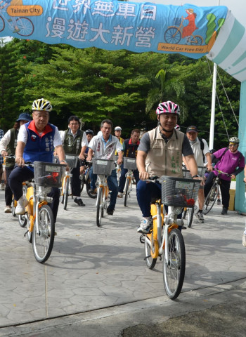 南市交通局推動無車日活動 民眾熱騎YouBike漫遊新營