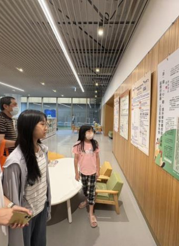 臺南市14校27件獨立研究競賽作品於市圖新總館首展 生活化主題引發熱烈關注