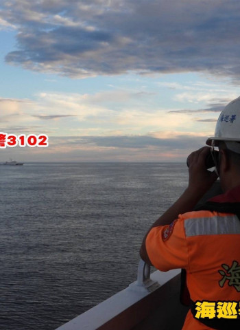 中國海警船及漁船接連侵擾東沙 海巡署強力驅離並查扣2艘越界小舟