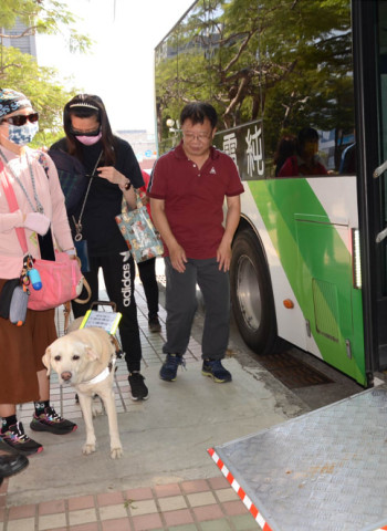 南市推動無障礙生活 黃偉哲盼強化跨局處合作及公私協力