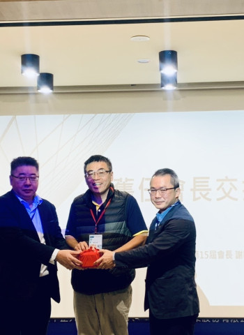 中正大學企管系系友會第15屆會員大會圓滿落幕，新舊任會長交接完成，第15屆會長謝明信交棒第16屆會長張鈞棓，由系主任黃正魁監交，展現世代傳承與系友交流能量