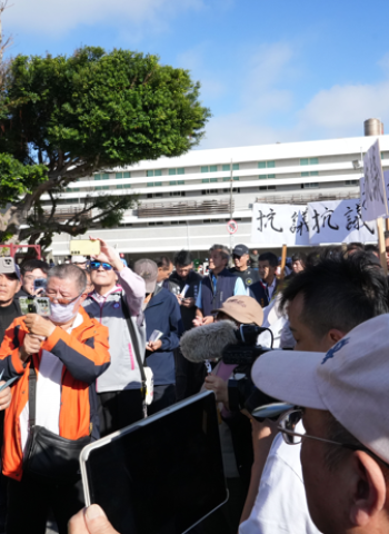 澎湖紅羅垃圾掩埋場再度大火失控！濃煙衝天惹怒湖西鄉居民　縣長陳光復緊急向鄉親致歉：垃圾管理全面改革刻不容緩