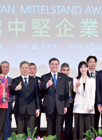 行政院長卓榮泰出席第8屆卓越中堅企業頒獎典禮　期勉「以大帶小」穩定臺灣經濟力量