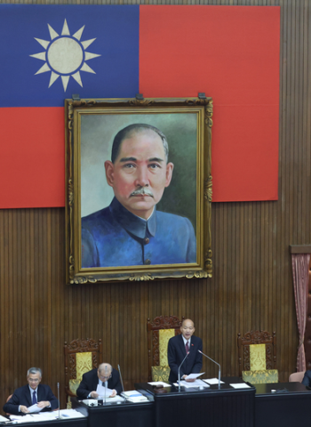 立院三讀停砍公立學校教職員年金　退休所得替代率自113年起不再逐年下修  年金改革制度調整確立