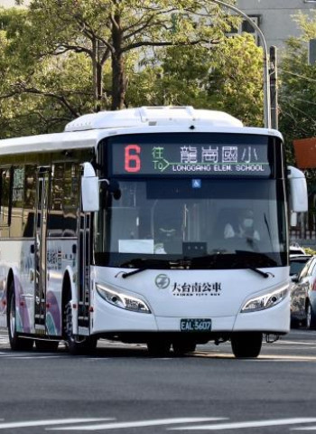 臺南再添9輛電動公車　0、6路上線營運提升低碳乘車體驗  串聯車站與重要生活圈