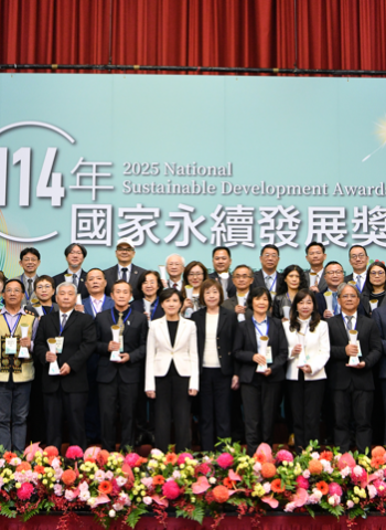行政院副院長鄭麗君頒發114年國家永續發展獎　呼籲全民實踐永續行動共創綠色韌性臺灣