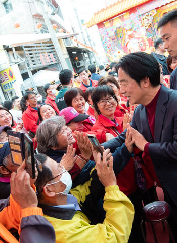 賴清德總統赴彰化溪湖永安宮與福安宮參香並獻匾　祈願臺灣社會安定、人民平安
