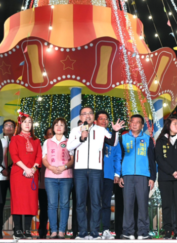 新北耶誕城人次逾300萬 新北市長侯友宜揭幕主燈新秀與德國耶誕市集雙慶典，吸引全家大小共度佳節