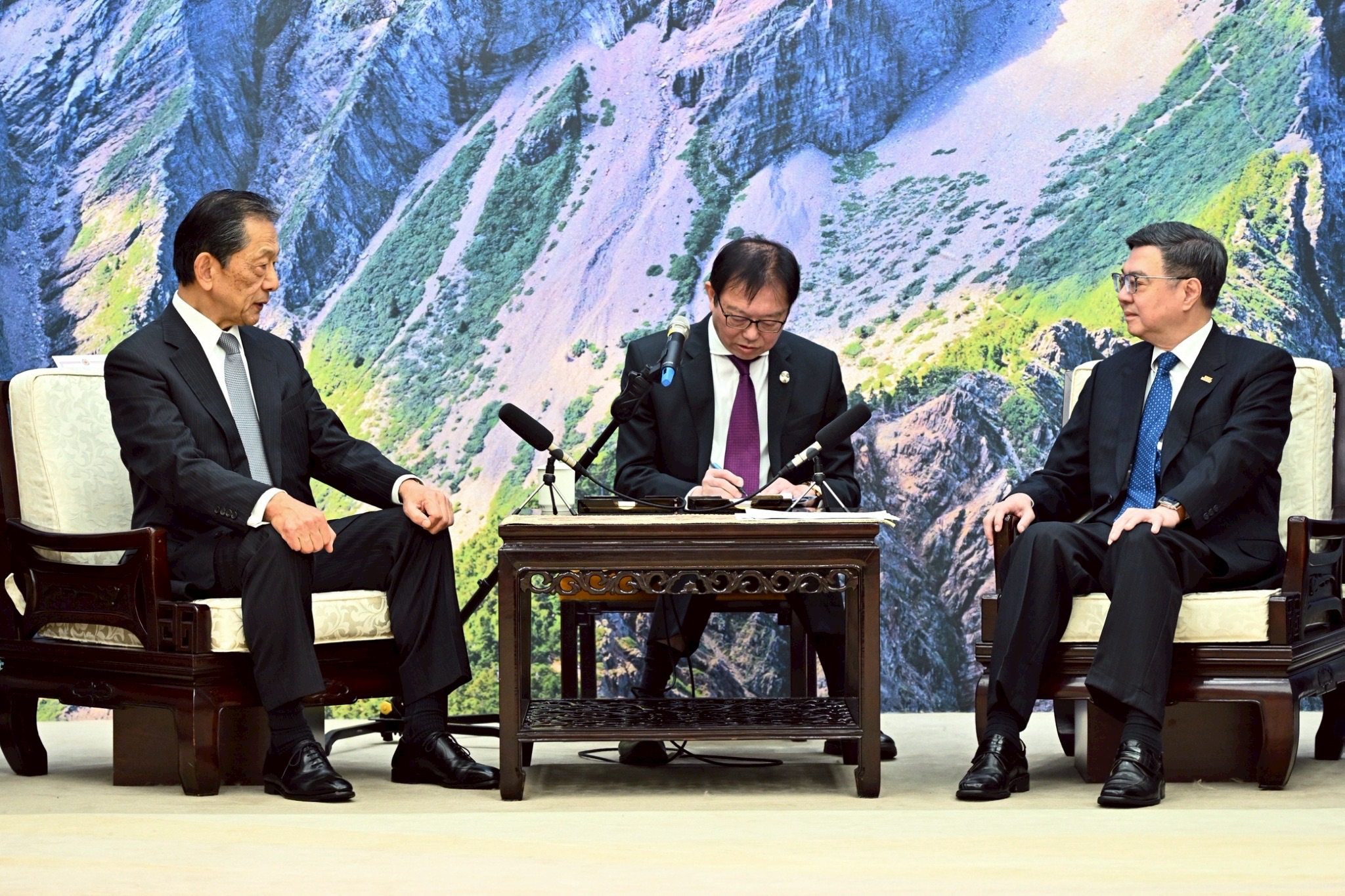 行政院長卓榮泰接見日本臺灣交流協會隅修三會長 強調深化經貿合作與共同維護臺海和平穩定