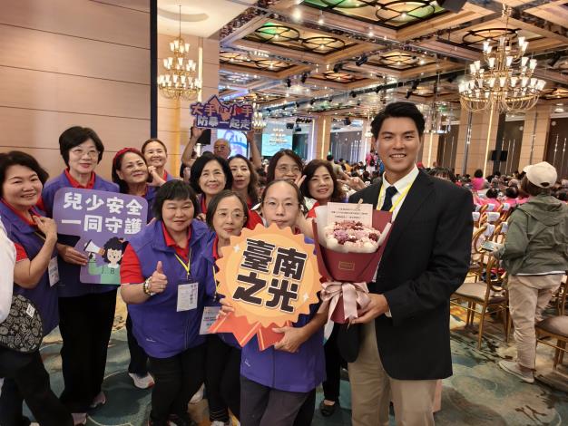 臺南市家防中心志工隊榮獲全國績優團隊獎，黃偉哲市長致贈花束肯定志工長期投入家庭暴力防治與性侵害防治工作