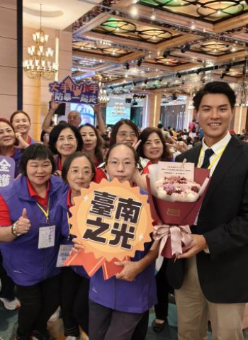 臺南市家防中心志工隊榮獲全國績優團隊獎，黃偉哲市長致贈花束肯定志工長期投入家庭暴力防治與性侵害防治工作