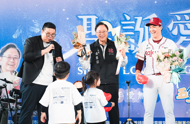 桃園「聖誕愛傳頌」暖心送暖 弱勢家庭感受節慶溫情 桃園市長張善政感謝各界支持