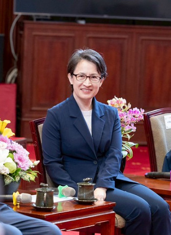 2025科研震撼！蕭美琴副總統接見崇越論文得獎者　肯定發揮關鍵角色、以AI與科技應用為全球問題找新解方