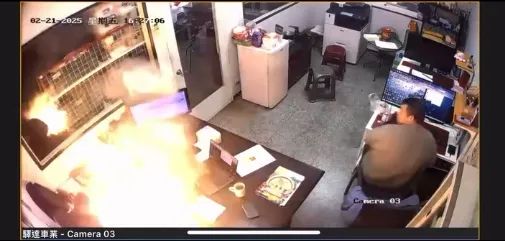 磁吸行動電源爆炸！長髮女子半臉燒傷，驚悚畫面曝光，安全隱患大揭秘